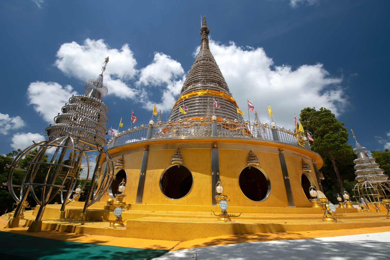 วัดพระมหาเจดีย์ไตรภพไตรมงคล